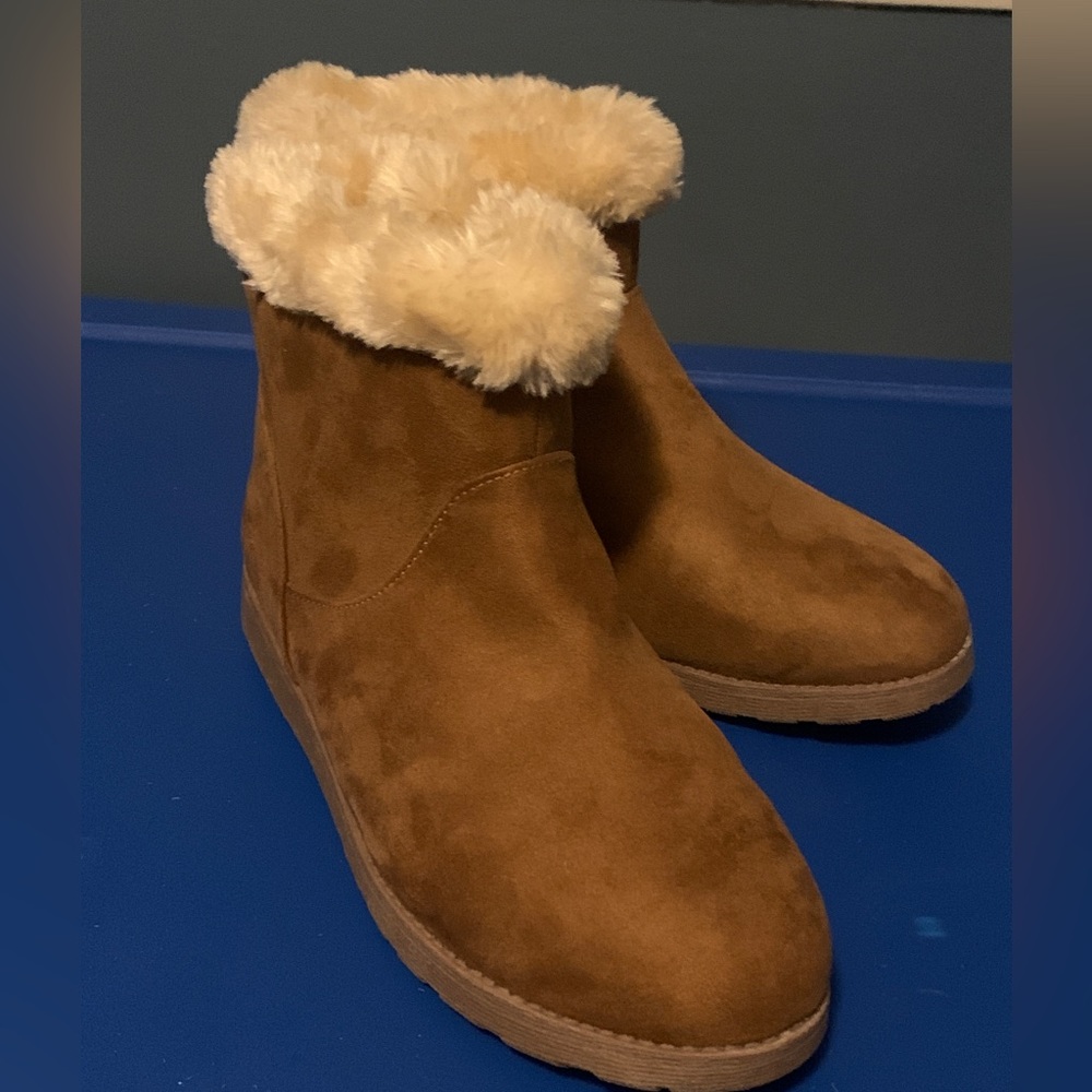 Cat & Jack fur lined boots size 5 youth or 7 women
